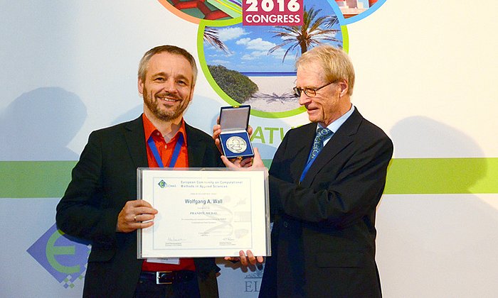 Prof. Wall erhält Prandtl-Medaille und Urkunde von ECCOMAS-President Ekkehard Ramm - Bild: ECCOMAS