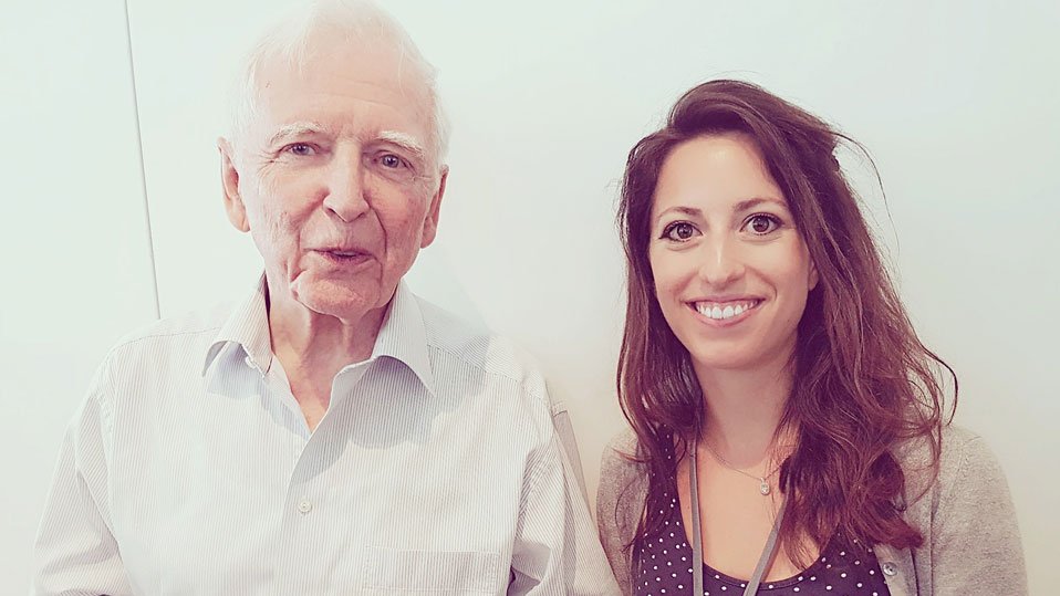 Beeindruckendes Treffen in Lindau: TUM-Studentin Ana Cirac mit dem deutschen Nobelpreisträger Harald zur Hausen. (Foto: privat)