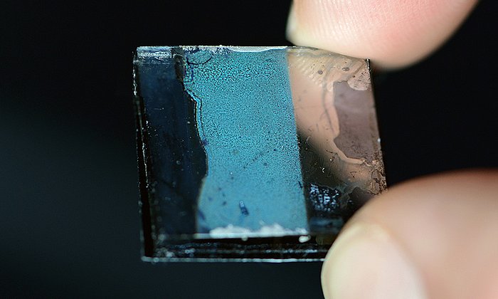 Mit geeigneten Polymeren gefüllt, werden aus der hochporösen Germaniumschicht hybride Solarzellen – Foto: Andreas Battenberg / TUM