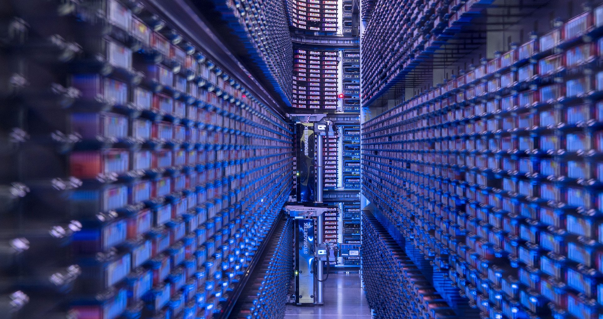 Image of the interior of the Leibniz Supercomputing Centre of the Bavarian Academy of Sciences and Humanities