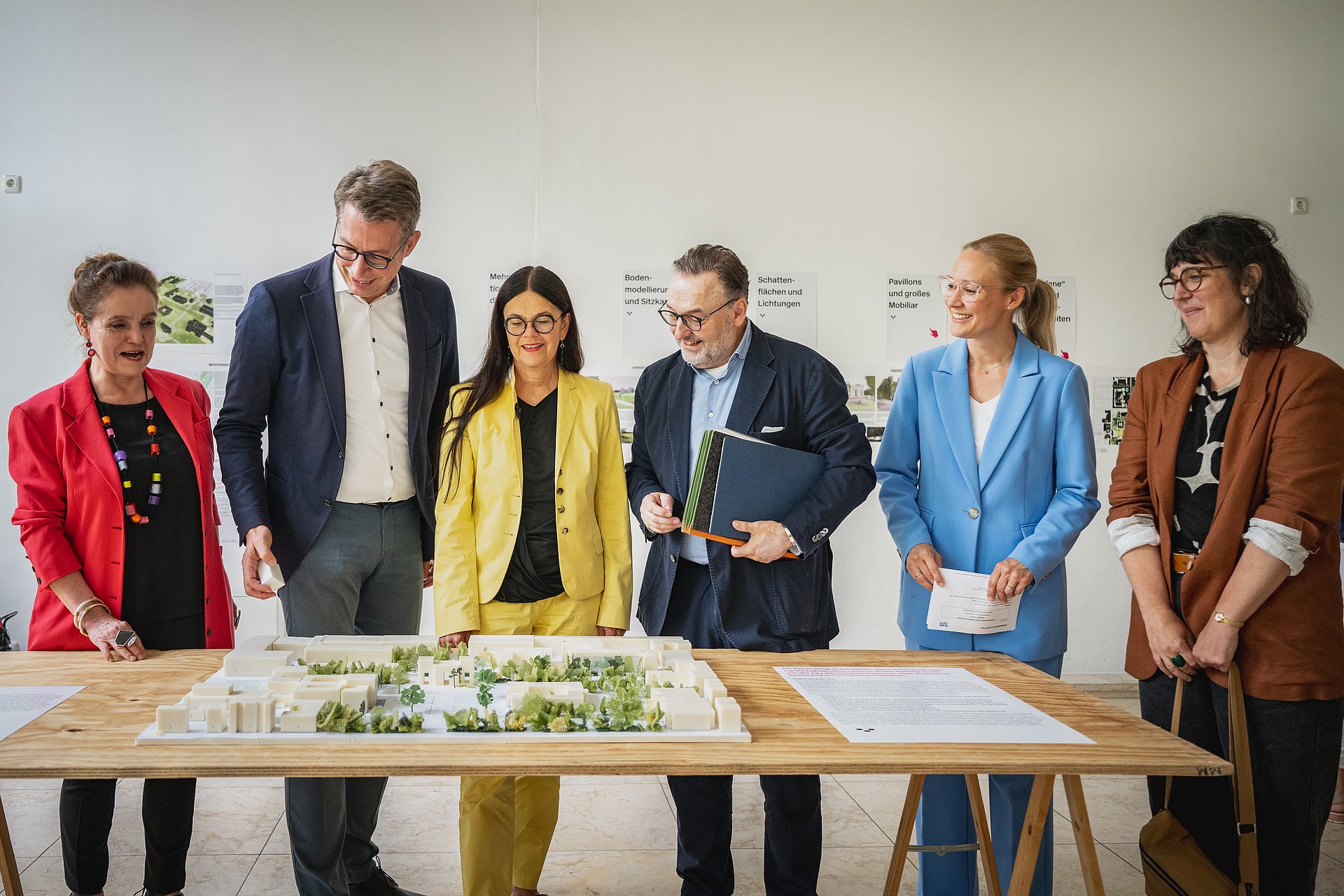 Am 23.7.2023 wurde in der Immatrikulationshalle der TUM an der Münchner Archisstraße die Ausstellung zum Gestaltungswettbewerb "Open Kunstareal" eröffnet-
