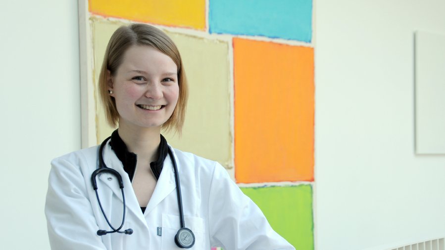 Eva Meisenzahl wants to become a country doctor. The TUM student is a scholarship holder in the BeLA program. (Photo: Maren Willkomm) Eva Meisenzahl wants to become a country doctor. The TUM student is a scholarship holder in the BeLA program. (Photo: Maren Willkomm)