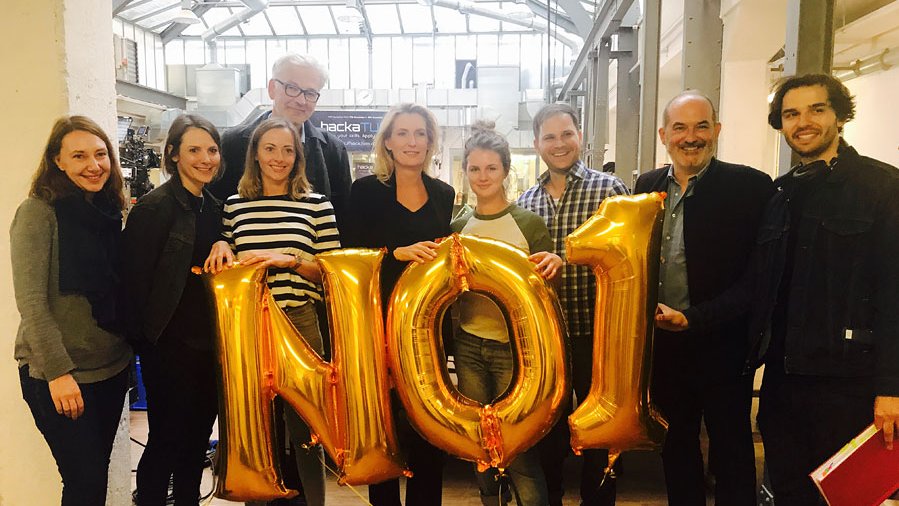 Mit Schwung in den Dreh (v.l.): Lena Karbe (HFF), Helena Hufnagel (HFF), Adina Mungenast (FFF), Prof. Michael Gutmann (HFF), Maria Furtwängler, Alina Stiegler, Prof. Doron Wisotzky (HFF), Prof. Klaus Diepold (TUM) und Sebastian Stojetz (HFF) (Foto: ???) Mit Schwung in den Dreh (v.l.): Lena Karbe (HFF), Helena Hufnagel (HFF), Adina Mungenast (FFF), Prof. Michael Gutmann (HFF), Maria Furtwängler, Alina Stiegler, Prof. Doron Wisotzky (HFF), Prof. Klaus Diepold (TUM) und Sebastian Stojetz (HFF) (Foto: ???)