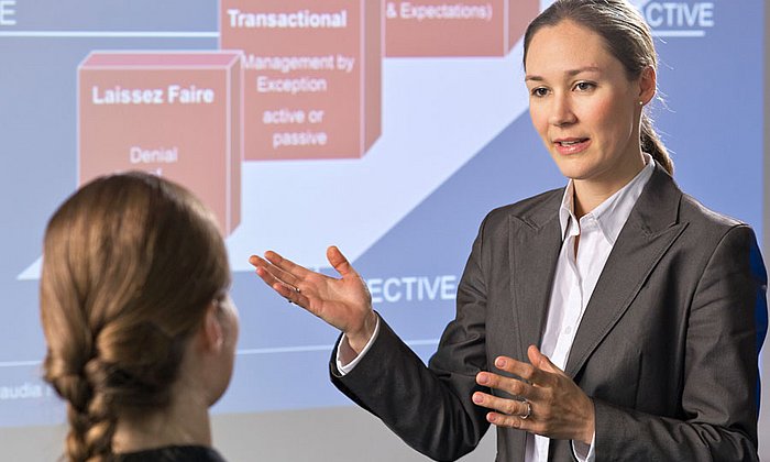 Prof. Claudia Peus mit Seminarteilnehmerin