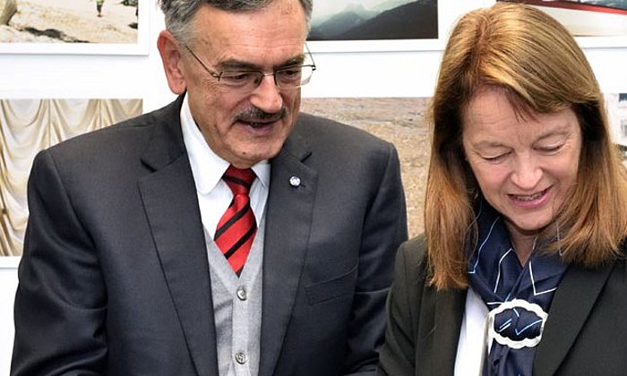 TUM-Präsident Wolfgang A. Herrmann und ICL-Präsidentin Alice Gast besiegeln die Partnerschaft. (Bild: jo mieszkowski / ICL)