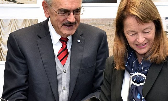 TUM President Wolfgang A. Herrmann and ICL President Alice Gast sign the partnership. (Picture: jo mieszkowski / ICL)