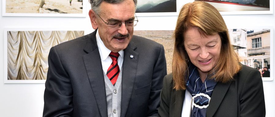 TUM-Präsident Wolfgang A. Herrmann und ICL-Präsidentin Alice Gast besiegeln die Partnerschaft. (Bild: jo mieszkowski / ICL)