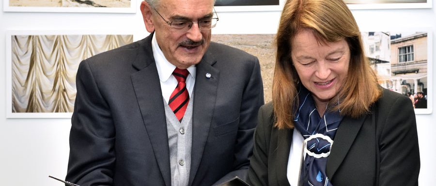 TUM President Wolfgang A. Herrmann and ICL President Alice Gast sign the partnership. (Picture: jo mieszkowski / ICL)