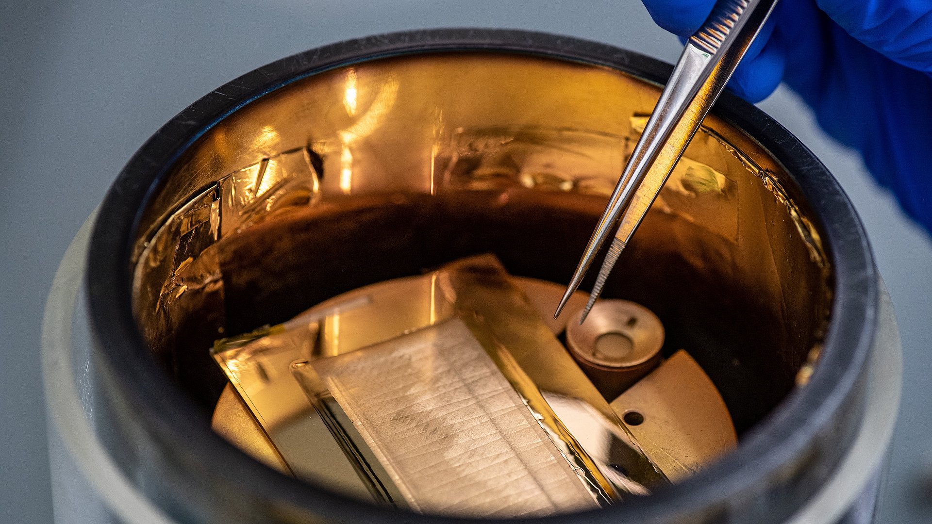Für die leitfähigen Strukturen wird unter Hochvakuum eine dünne Lage Gold auf das 3D-gedruckte Gerüst aufgebracht.