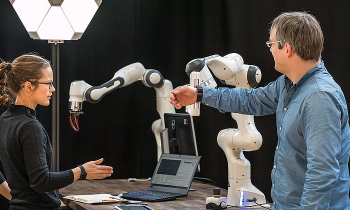 Demo auf der munich_i, auf der Mensch und Roboter interagieren.