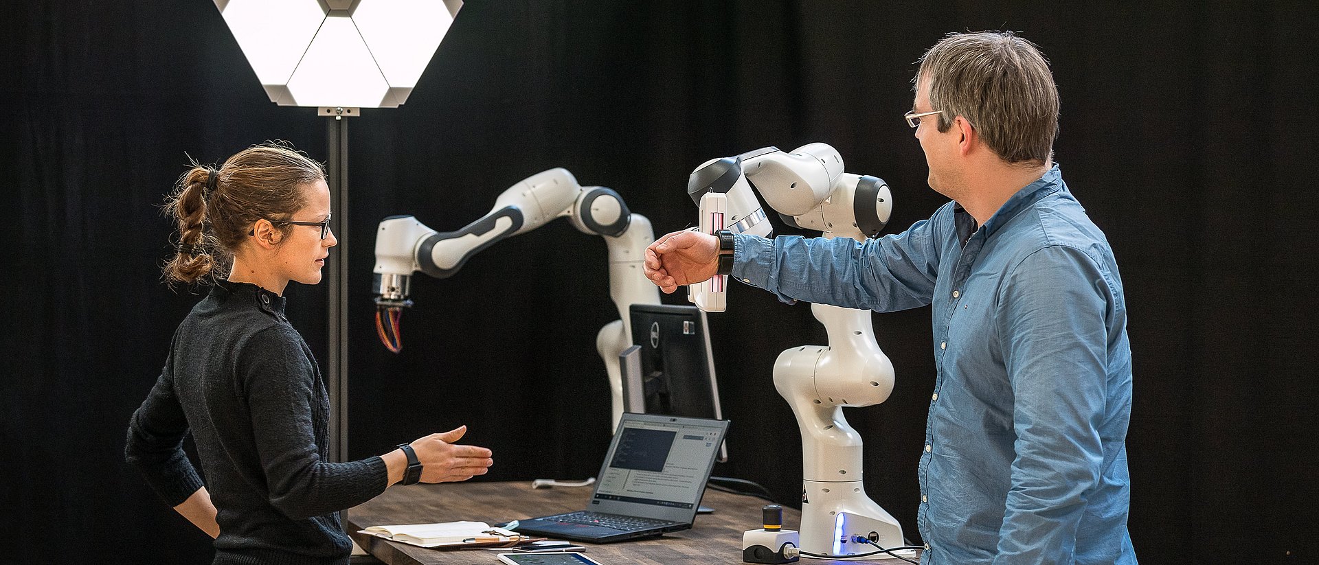 Demo auf der munich_i, auf der Mensch und Roboter interagieren.