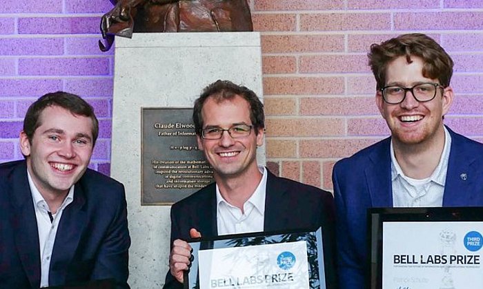 TUM Forscher (v.l.) Fabian Steiner, Georg Böcherer, und Patrick Schulte vor der Statue von Claude Shannon, Vater der Informationstheorie. (Bild: Denise Panyik-Dale/Alcatel-Lucent)