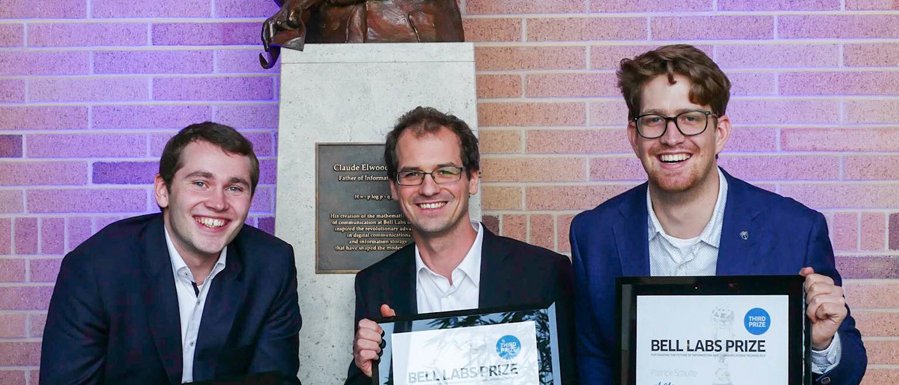 TUM Forscher (v.l.) Fabian Steiner, Georg Böcherer, und Patrick Schulte vor der Statue von Claude Shannon, Vater der Informationstheorie. (Bild: Denise Panyik-Dale/Alcatel-Lucent)