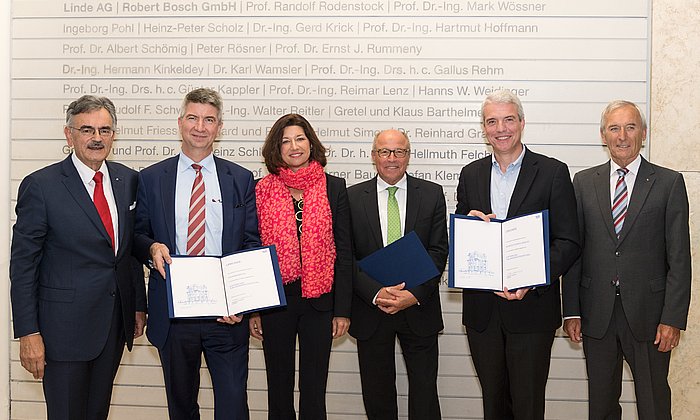 TUM-Präsident Prof. Wolfgang A. Herrmann mit Dr. Ulrich Eichhorn (VW), Dr. Sandra Bogdanovic (TUM Fundraising), Alfred Gaffal (vbw), Ralf Memmel (Infineon) und Prof. Arnulf Melzer (TUM Fundraising) (v.l.) (Bild: Benz / TUM)