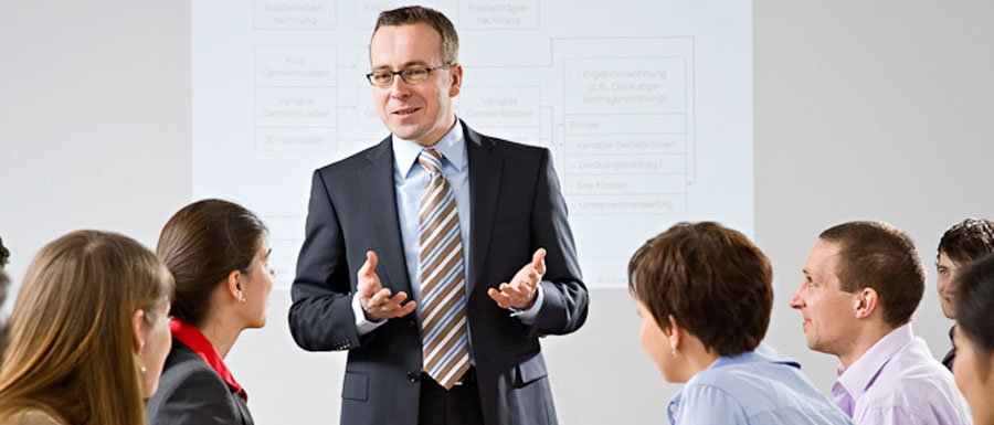 Dekan Gunther Friedl mit Studierenden. (Foto: Eckert / TUM)