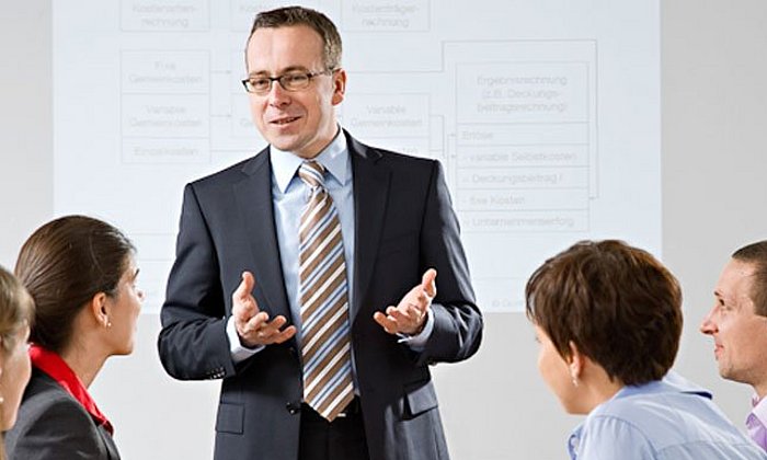 Dekan Gunther Friedl mit Studierenden. (Foto: Eckert / TUM)