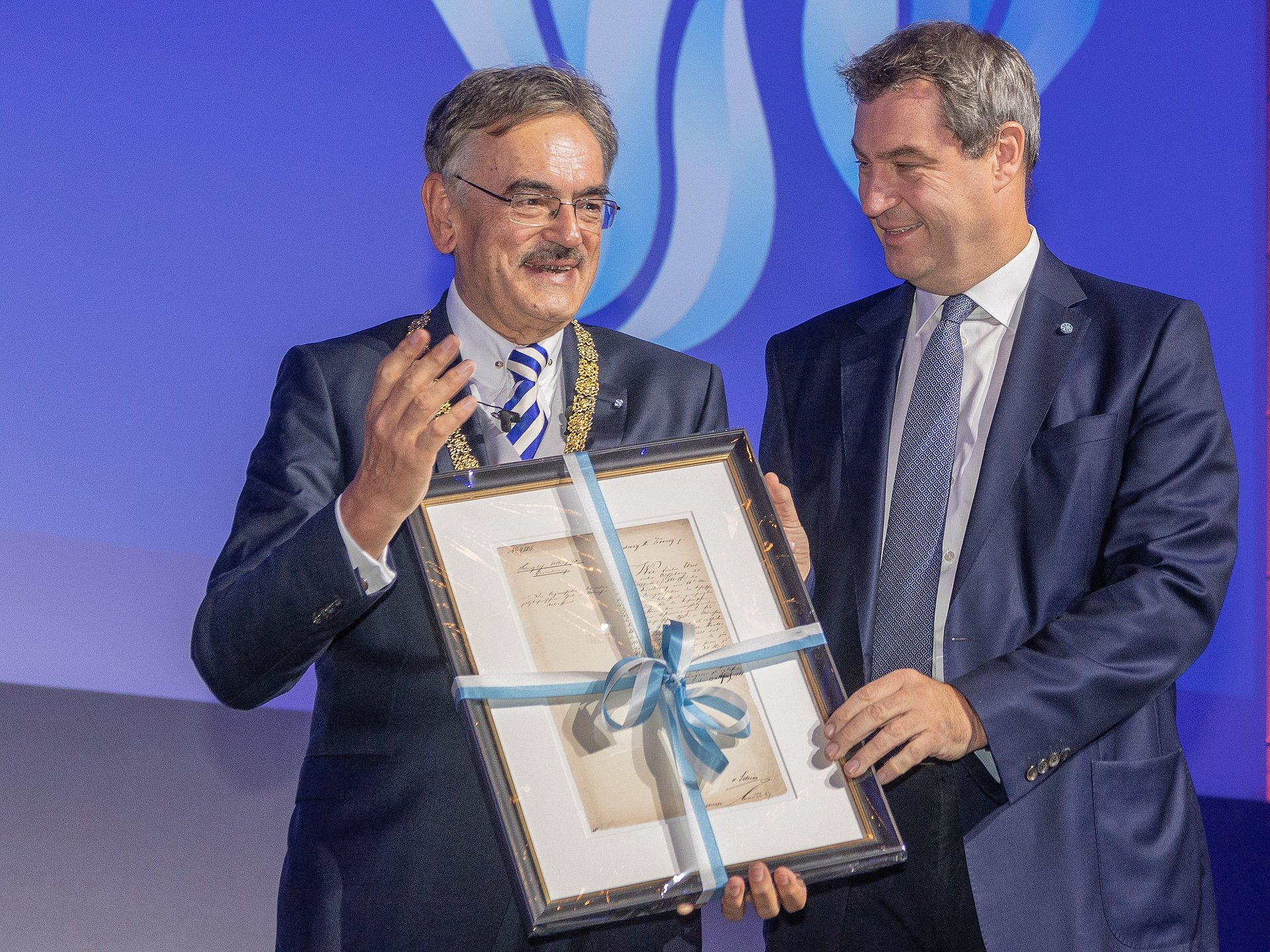 Minister President Markus Söder presents a reproduction of the charter of today's TUM to Wolfgang A. Herrmann.