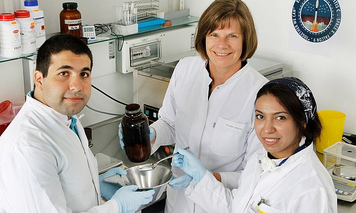 Akram Abdellatif, Prof. Ulrike Protzer und Hanaa Gaber (von links nach rechts) haben gemeinsam die ISS Research Competition gewonnen. (Bild: M. Stobrawe / MRI)