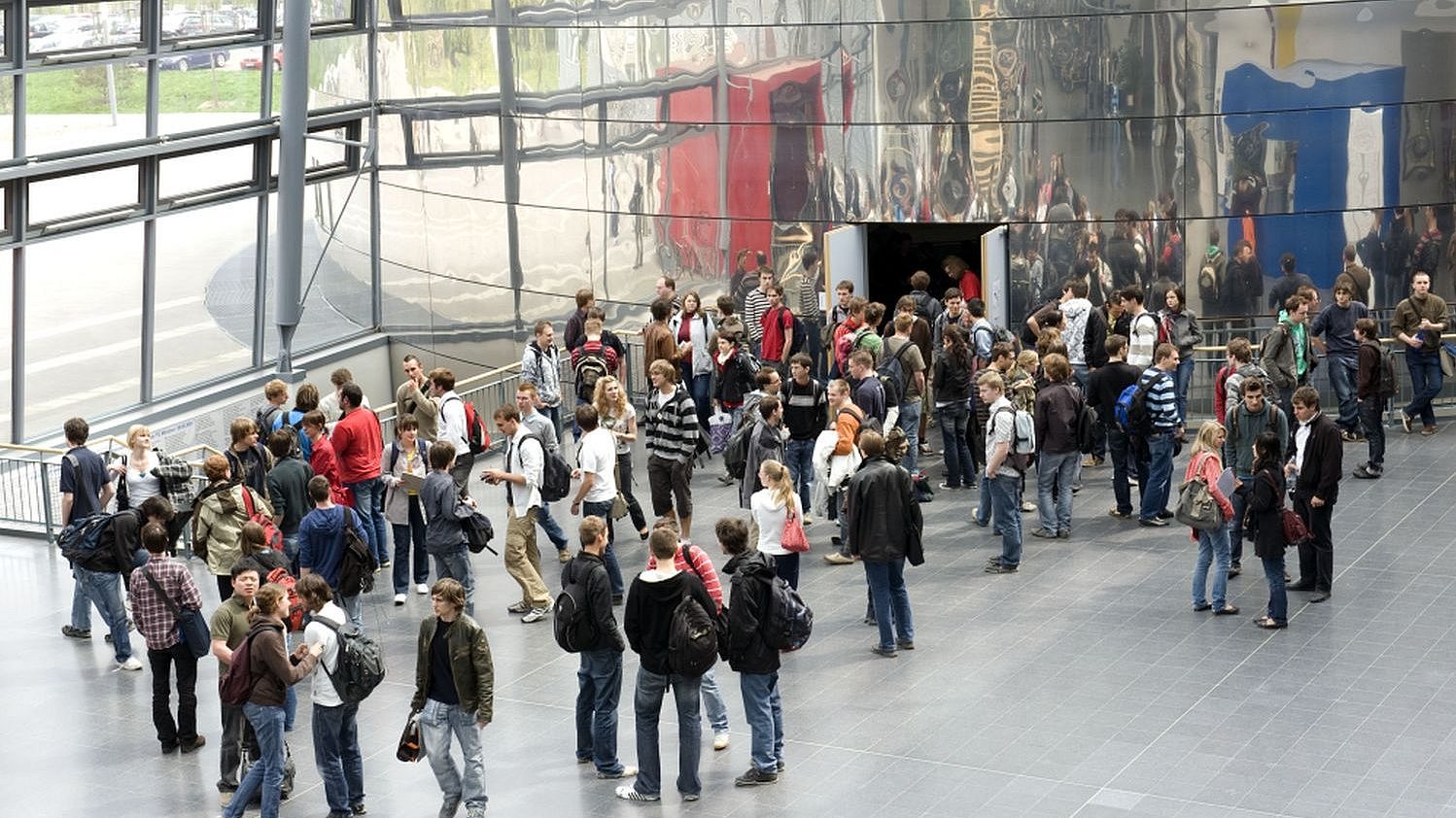 Eine Gruppe von Studierenden steht vor dem Hörsaal 1 in der TUM School of Computation, Information and Technology.
