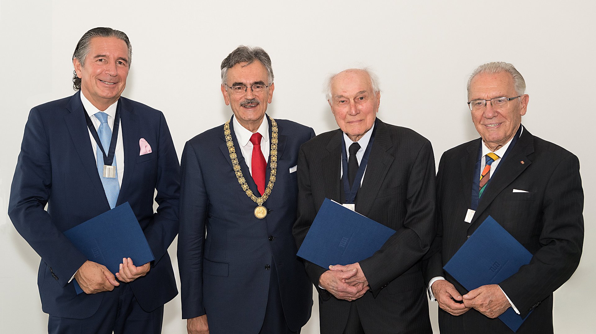 Die drei neue Ehrensenatoren Dr. Urs Brunner, Prof. Gallus Rehm und Max Aicher (v.l.n.r). mit TUM-Präsident Wolfgang A. Herrmann (2.v.l.). (Bild: U. Benz / TUM)