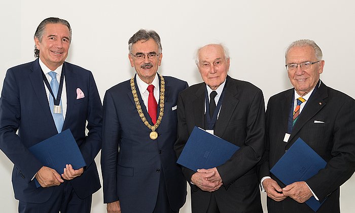 Die drei neue Ehrensenatoren Dr. Urs Brunner, Prof. Gallus Rehm und Max Aicher (v.l.n.r). mit TUM-Präsident Wolfgang A. Herrmann (2.v.l.). (Bild: U. Benz / TUM)