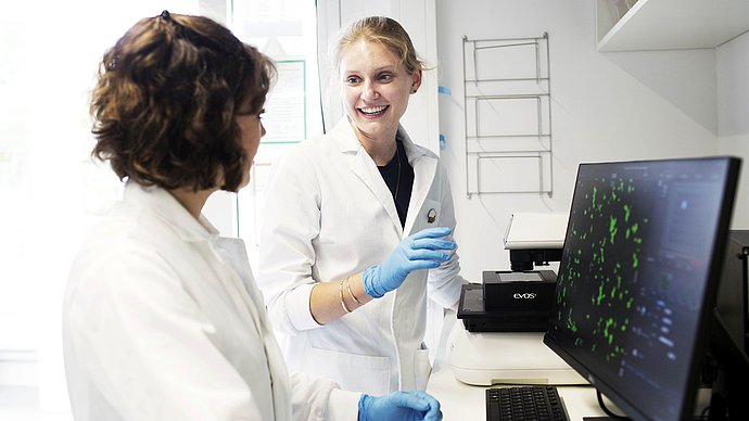 Biophsics researchers in a TUM laboratory.