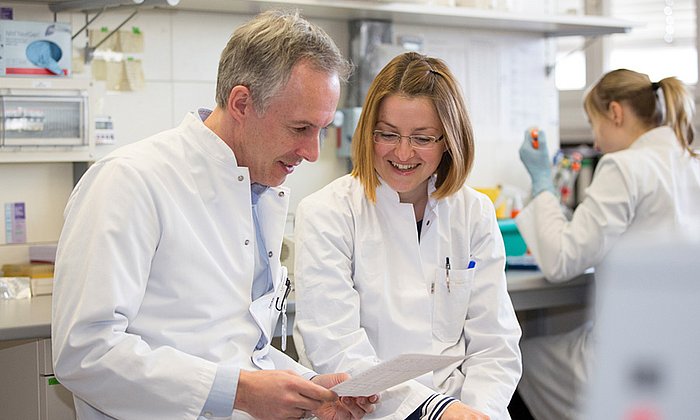 Prof. Jens Siveke mit seiner Mitarbeiterin Dr. Marija Trajkovic-Arsic, die ebenfalls an der Pankreaskarzinomstudie beteiligt war. (Foto: Sylvia Willax)