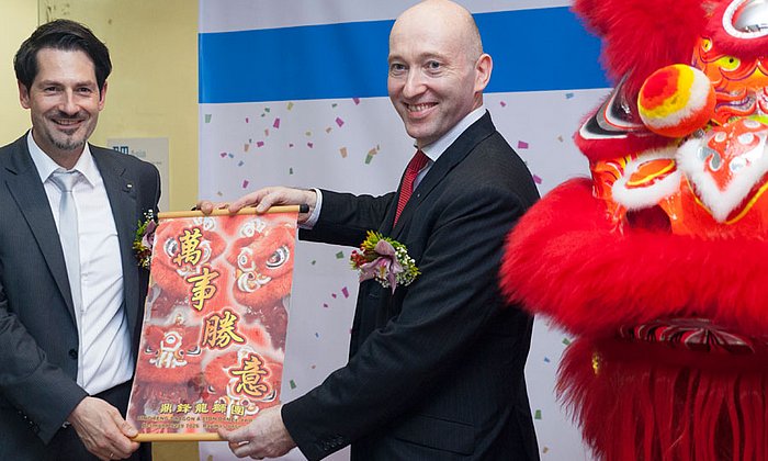 Congratulations from the "Lion Dance Troupe" at the opening of TUM Asia's new campus: TUM Vice President Thomas Hofmann and TUM Asia Managing Director Markus Wächter. (Photo: TUM Asia)
