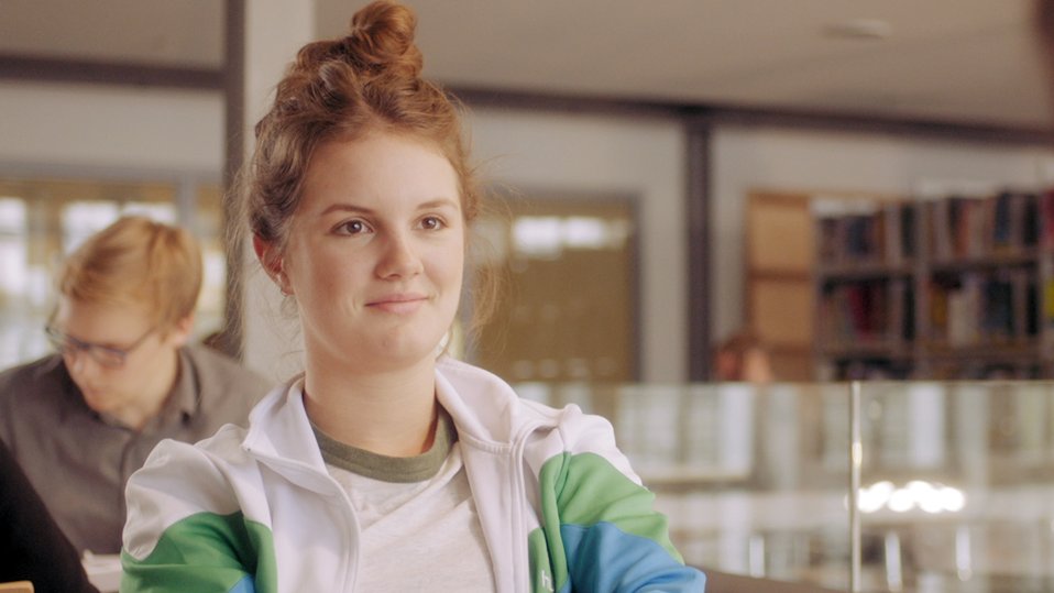 Juli Mörtlbauer (Alina Stiegler) is a student of Electrical Engineering at TUM, and she has big plans: the five-episode web series "Technically Single". (Image and video: COCOFILMS / KARBE FILM)