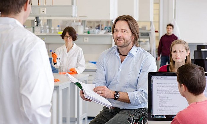 Prof. Dr. Matthias Tschöp mit Arbeitsgruppe im Labor