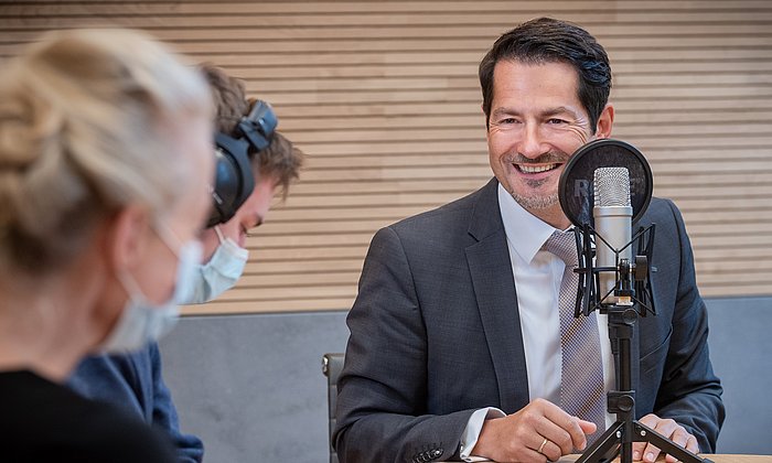 President Thomas F. Hofmann during the recording of the new podcast series "We are TUM".