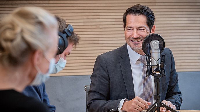 President Thomas F. Hofmann during the recording of the new podcast series "We are TUM".