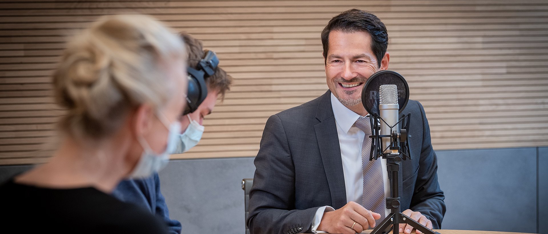 President Thomas F. Hofmann during the recording of the new podcast series "We are TUM".