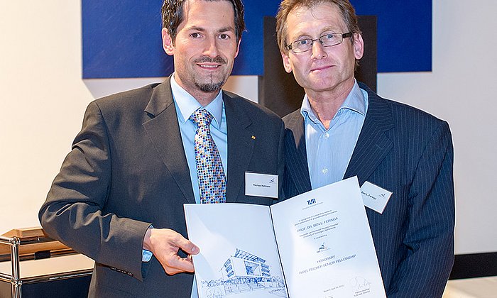 TUM-Vicepresident Prof. Thomas Hofmann (l) and  Prof. Ben Feringa with the certificate of appointment as TUM-IAS Honorary Hans Fischer Senior Fellow - Photo: Astrid Eckert / TUM