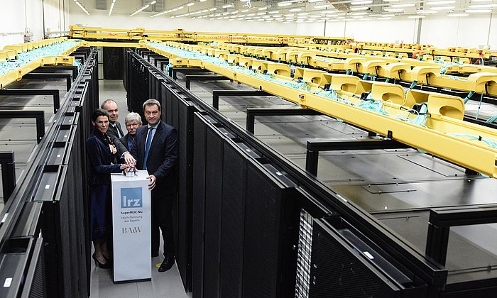 Started commissioning of the SuperMUC-NG at the Leibniz Supercomputing Center (LRZ): Marion Kiechle, Dieter Kranzlmüller, Thomas O. Höllmann und Markus Söder (from left to right). (Image: Alessandro Podo / LRZ)