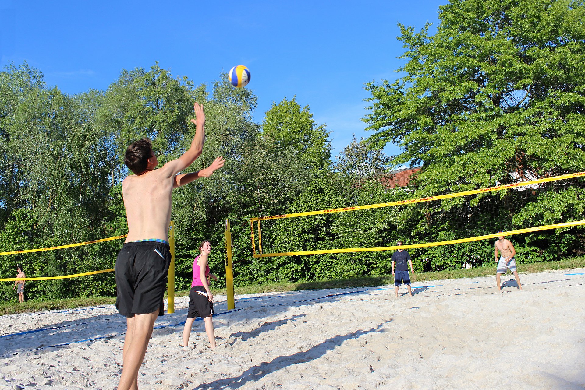 Im Sommer wird der Beachvolleyball-Platz von den Studierenden am Campus Wissenschaftszentrum Weihenstephan ausgiebig genutzt (Foto: Uli Benz / TUM) Im Sommer wird der Beachvolleyball-Platz von den Studierenden am Campus Wissenschaftszentrum Weihenstephan ausgiebig genutzt (Foto: Uli Benz / TUM)