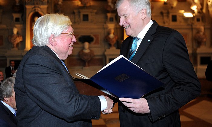 Prof. Gerhard Ertl (links) erhält von Ministerpräsident Seehofer den Bayerischen Maximiliansorden. (Foto: Bayerische Staatskanzlei)