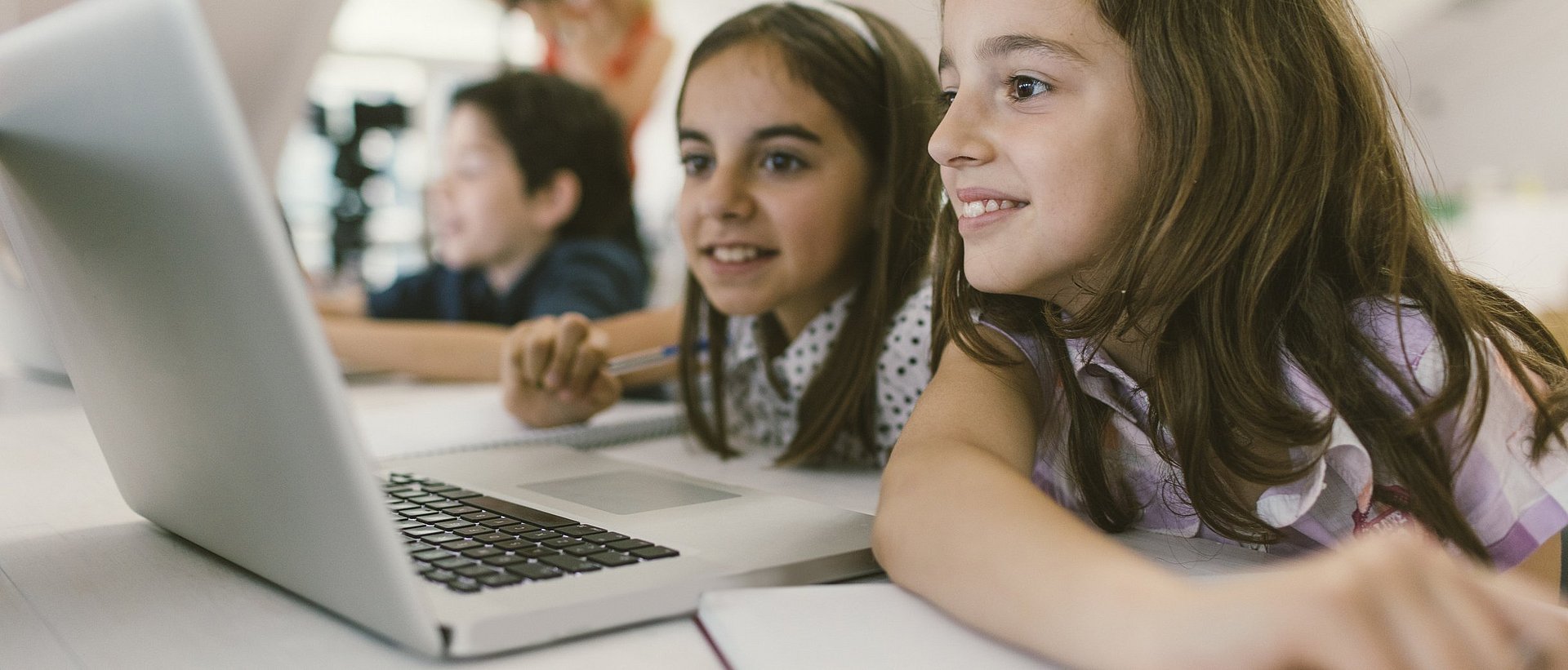 Digital programmes are the best way for young people to learn when they are accompanied by others and teachers. (Image: vgajic / istockphoto.com) Pupils and teachers on a tablet