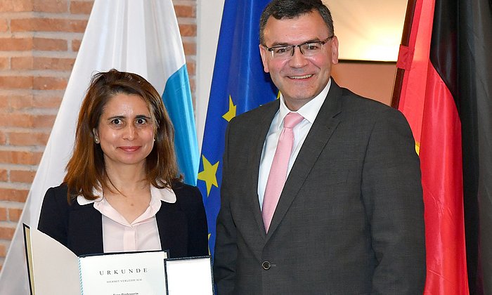 Europa-Minister Dr. Florian Herrmann, MdL (rechts) und Prof. Eugénia da Conceição-Heldt  bei der Verleihung der Europamedaille. 