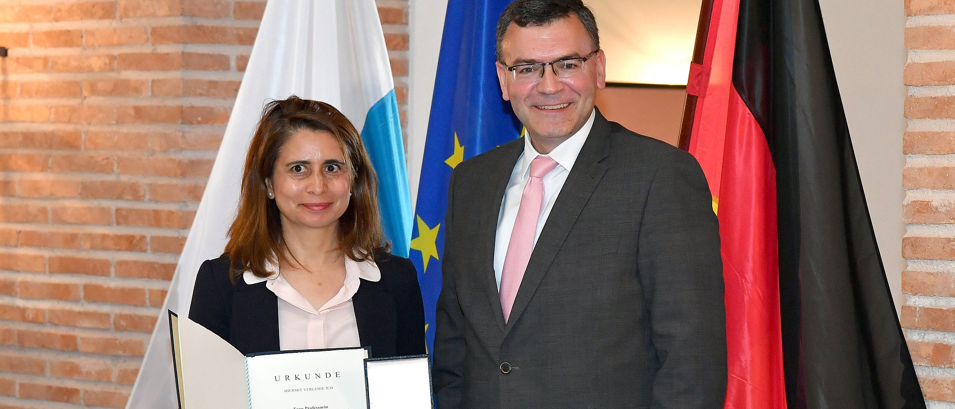 Europa-Minister Dr. Florian Herrmann, MdL (rechts) und Prof. Eugénia da Conceição-Heldt  bei der Verleihung der Europamedaille. 