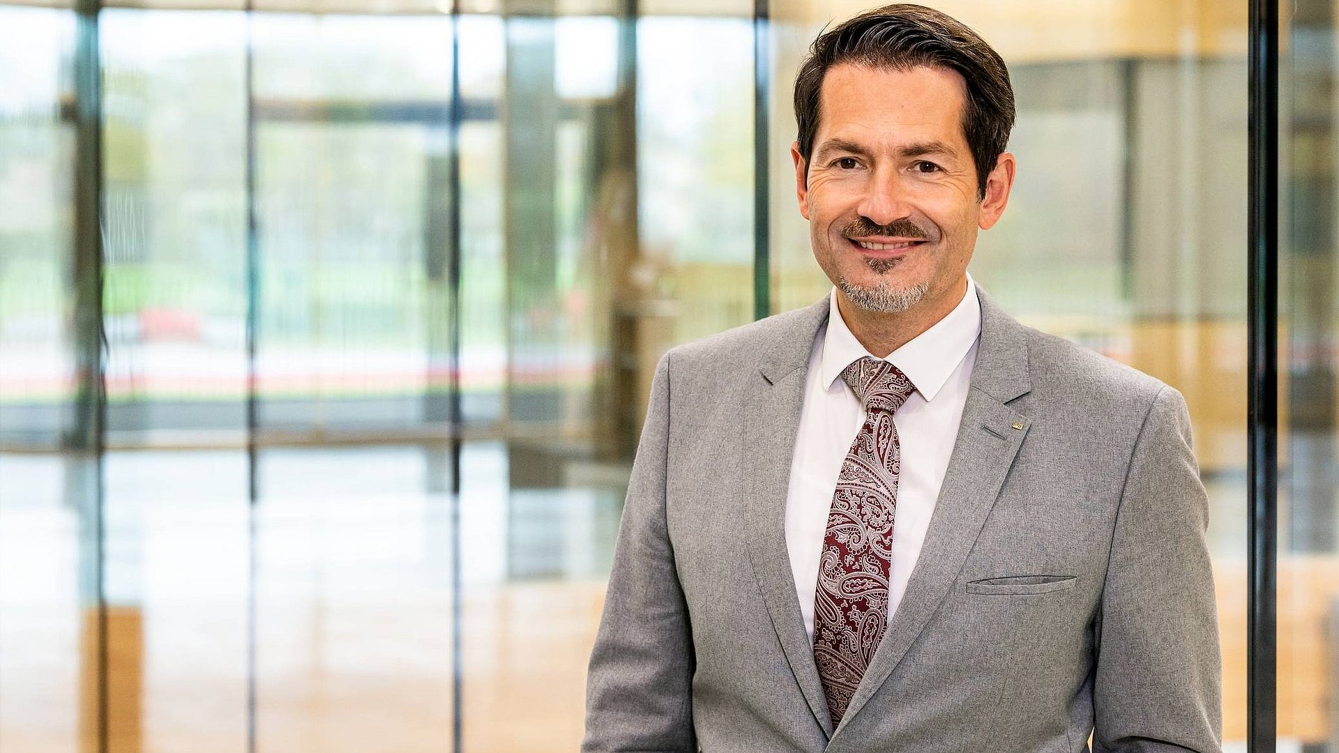 Portrait von TUM-Präsident Thomas F. Hofmann im Neubau Gesundheits- und Sportwissenschaften im Olympiapark München, am 04.11.2021