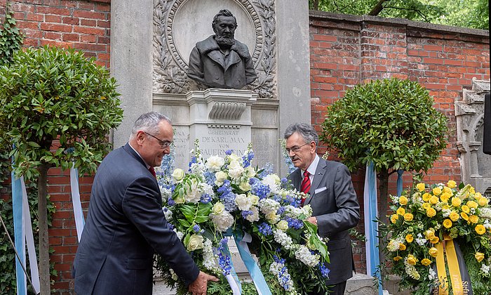 Präsident Wolfgang A. Herrmann und  Kanzler Albert Berger legen einen Kranz am Grab Karl Max von Bauernfeinds nieder. (Foto: A. Heddergott/ TUM)