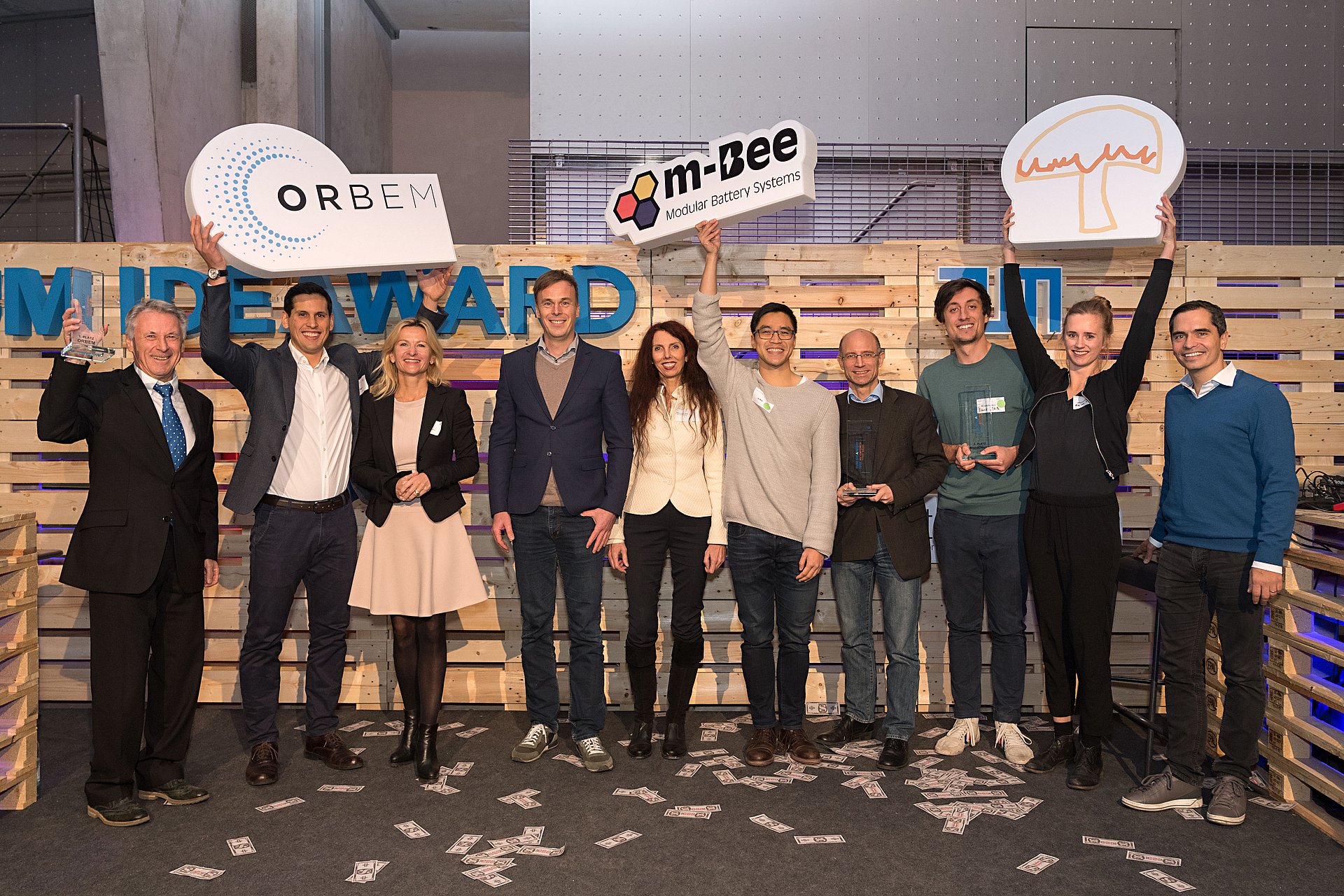 Die Siegerteams beim TUM IdeAward 2018: ORBEM, m-Bee und Woodchicken. (Bild: U. Benz /TUM)