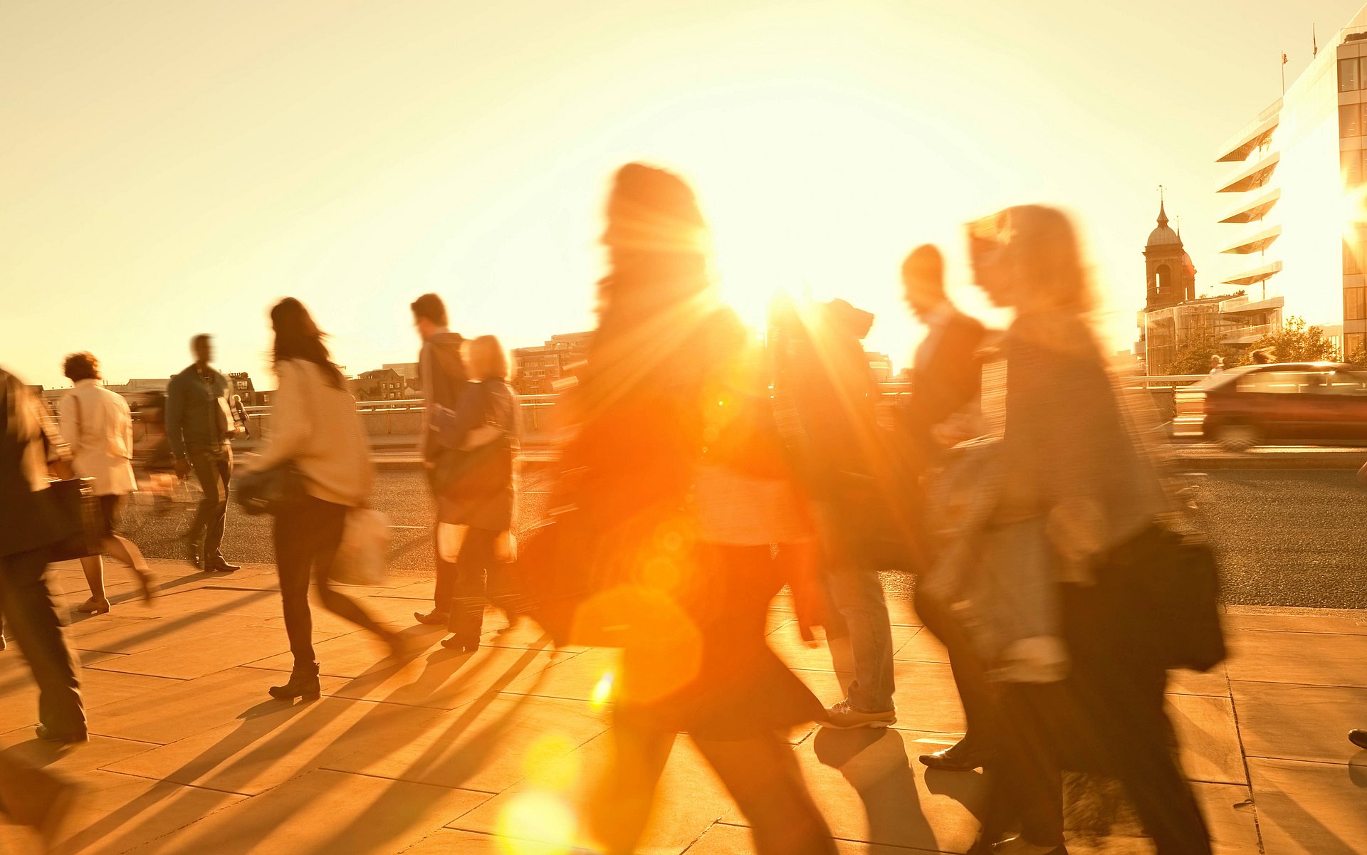 Straßenszene in der Abendsonne.