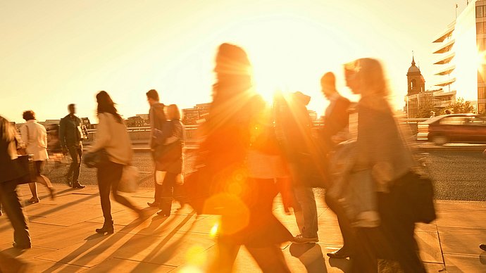 Mental Health Day am Institute for LifeLong Learning. Straßenszene in der Abendsonne.