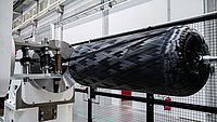 Ein Drucktank wird mit Carbonfasern in einer Fertigungshalle gewickelt.