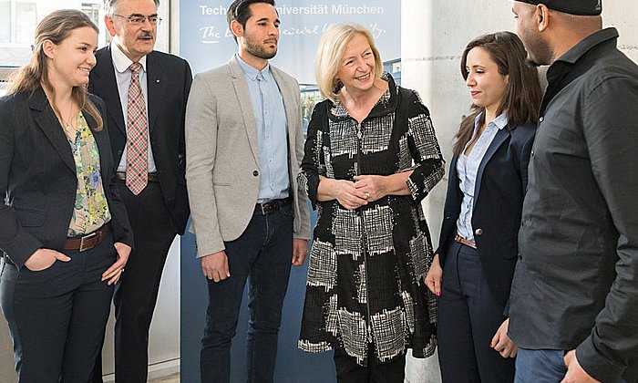 Scholarship recipients talking to Federal Minister Johanna Wanka und TUM President Wolfgang A. Herrmann.