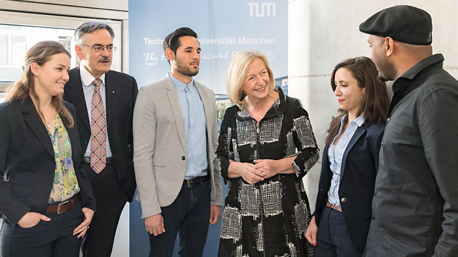 Stipendiatinnen und Stipendiaten im Gespräch mit Bundesbildungsministerin Johanna Wanka und TUM-Präsident Wolfgang A. Herrmann.