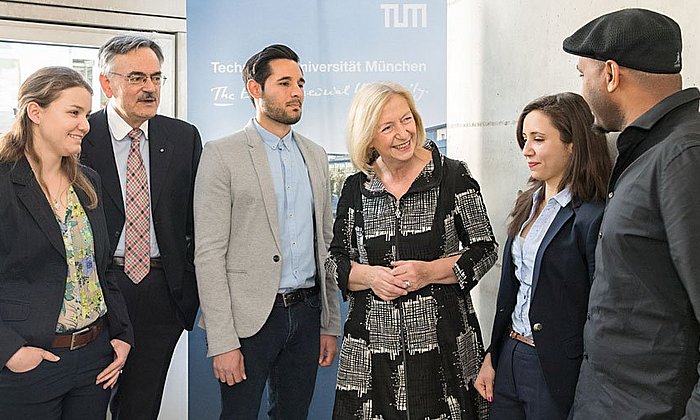 Stipendiatinnen und Stipendiaten im Gespräch mit Bundesbildungsministerin Johanna Wanka und TUM-Präsident Wolfgang A. Herrmann.