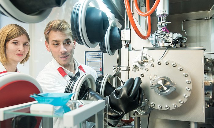 Research for the development of a new fuel with low enrichment: Teresa Kiechle and Julian Becker  in the uranium laboratory of the FRM II.